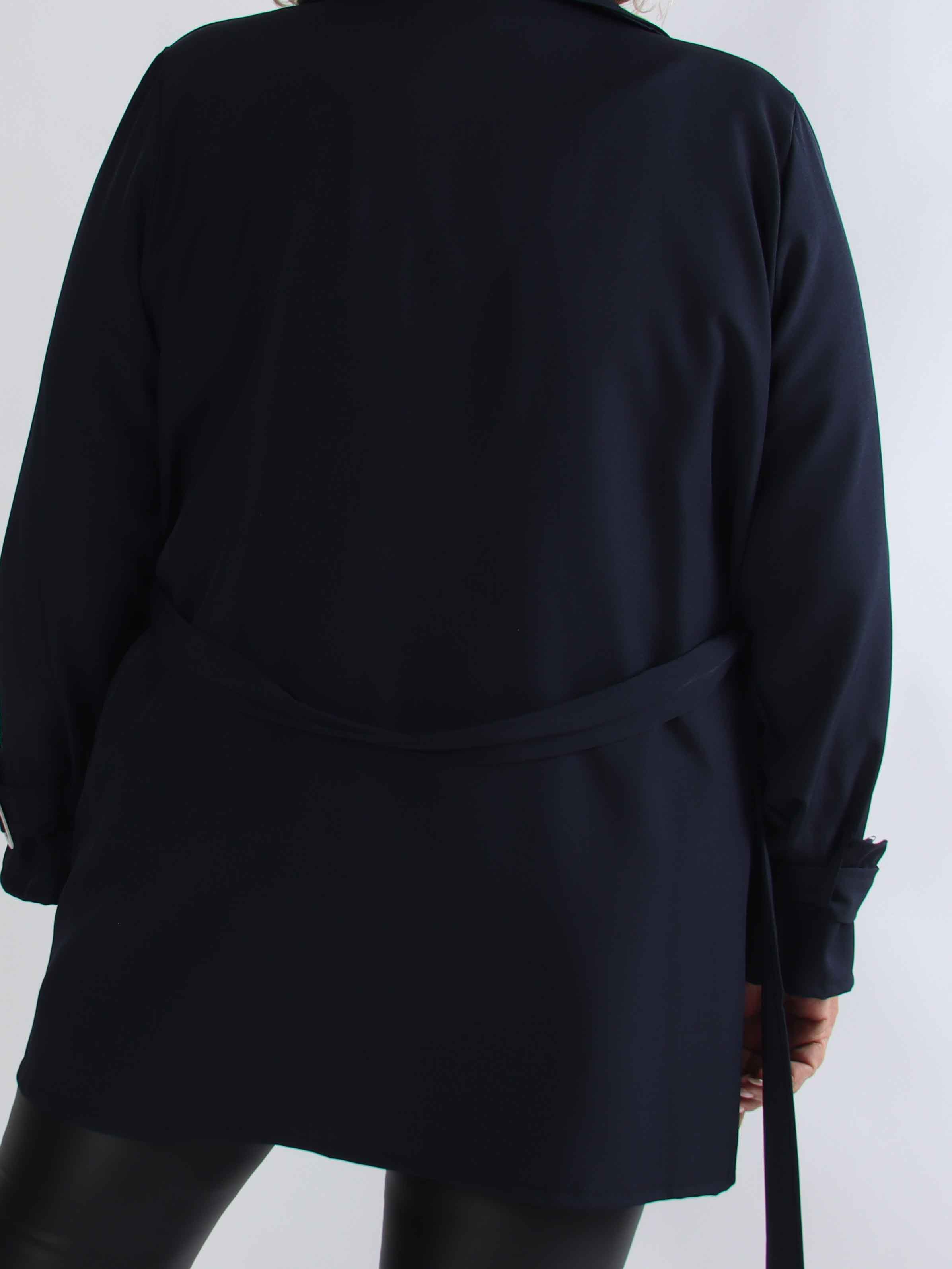 Sharpay Short 2.0 – Kort lätt plus size trenchcoat med knytskärp